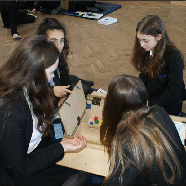 Mobile service offering escape rooms in schools